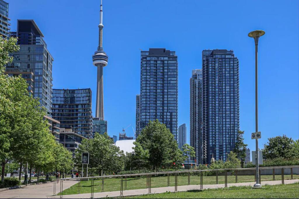 Lush Condo By Cntower - Free Parking Toronto Dış mekan fotoğraf