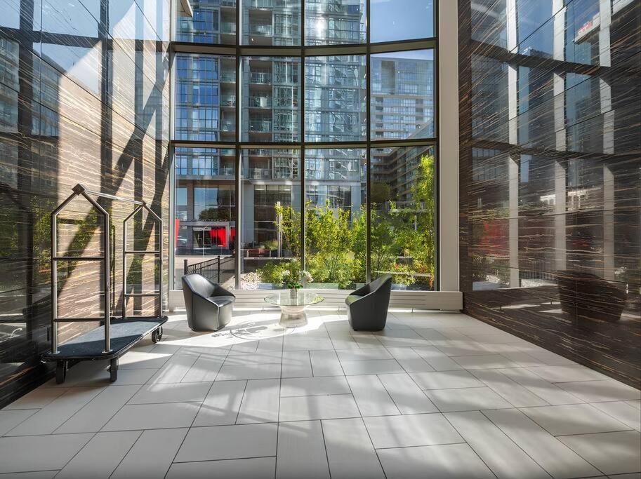 Lush Condo By Cntower - Free Parking Toronto Dış mekan fotoğraf